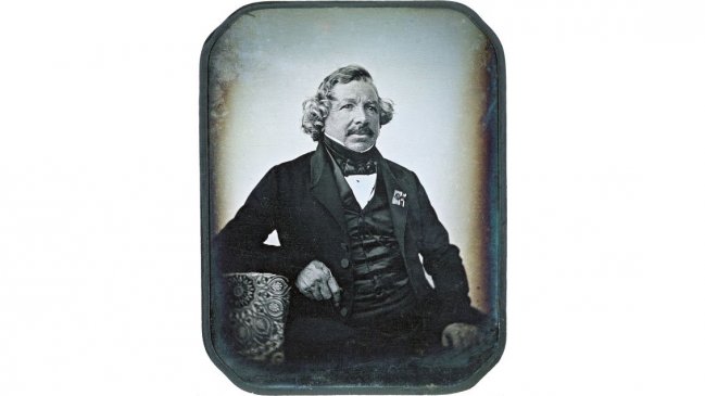 La decisión política que da origen al Día de la Fotografía