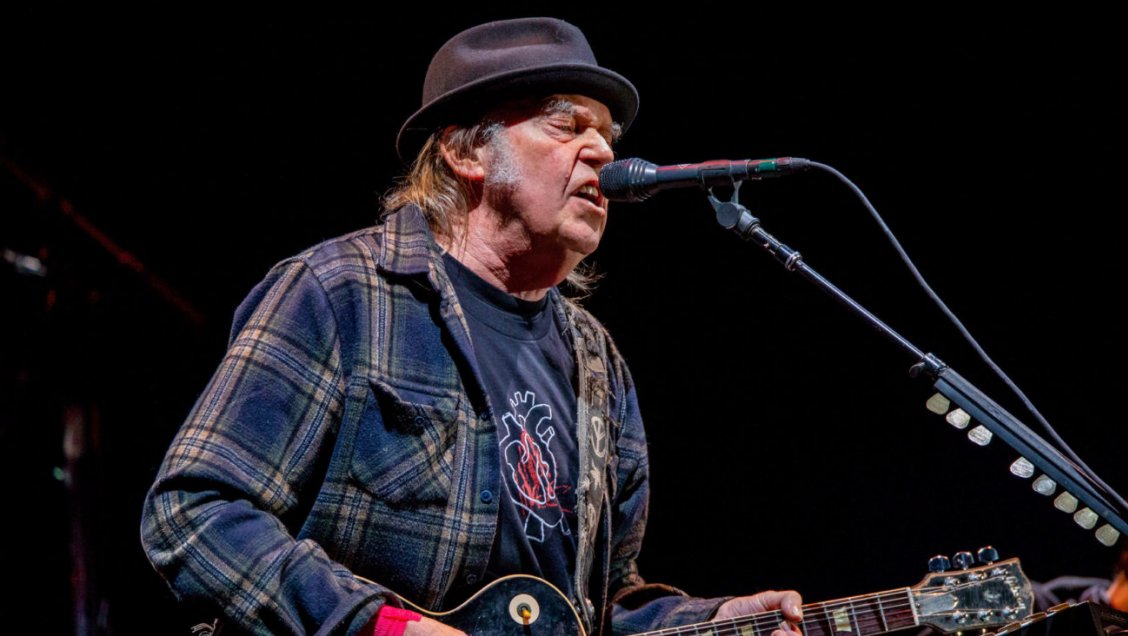 Neil Young anunció lanzamiento de nuevo disco para este año