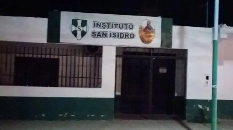 Adolescente intentó ingresar a un colegio por la reja, quedó con la cabeza atrapada y murió