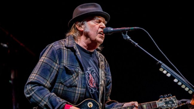 Neil Young anunció lanzamiento de nuevo disco para este año