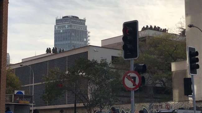 Carabineros se instalaron en el techo del Instituto Nacional para evitar incidentes