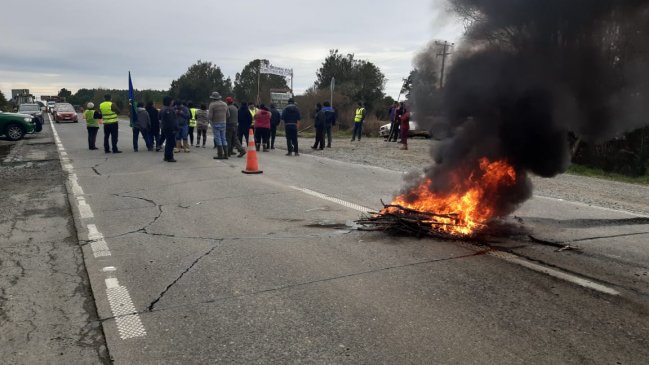 Vecinos cortaron ruta ante posible instalación de relleno sanitario en sector rural de Ancud
