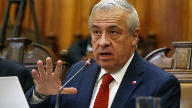 Mañalich desligó al Minsal y apuntó a universidades por demandas de médicos de zona