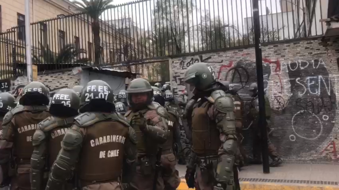 Carabineros ingresó al Instituto Nacional tras nuevos incidentes