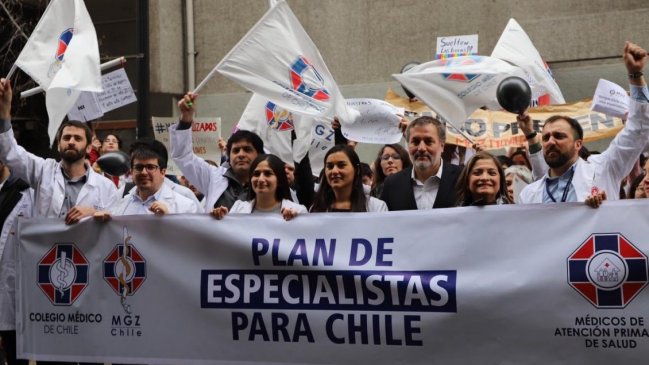 Médicos generales de zona marcharon hasta el Minsal para solicitar becas de formación