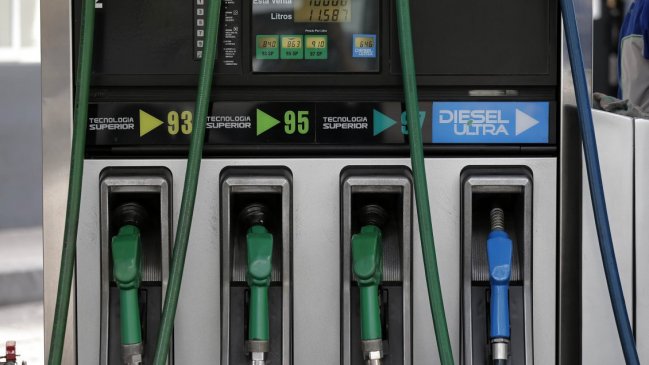 Precios de todos los combustibles bajarán a partir de este jueves