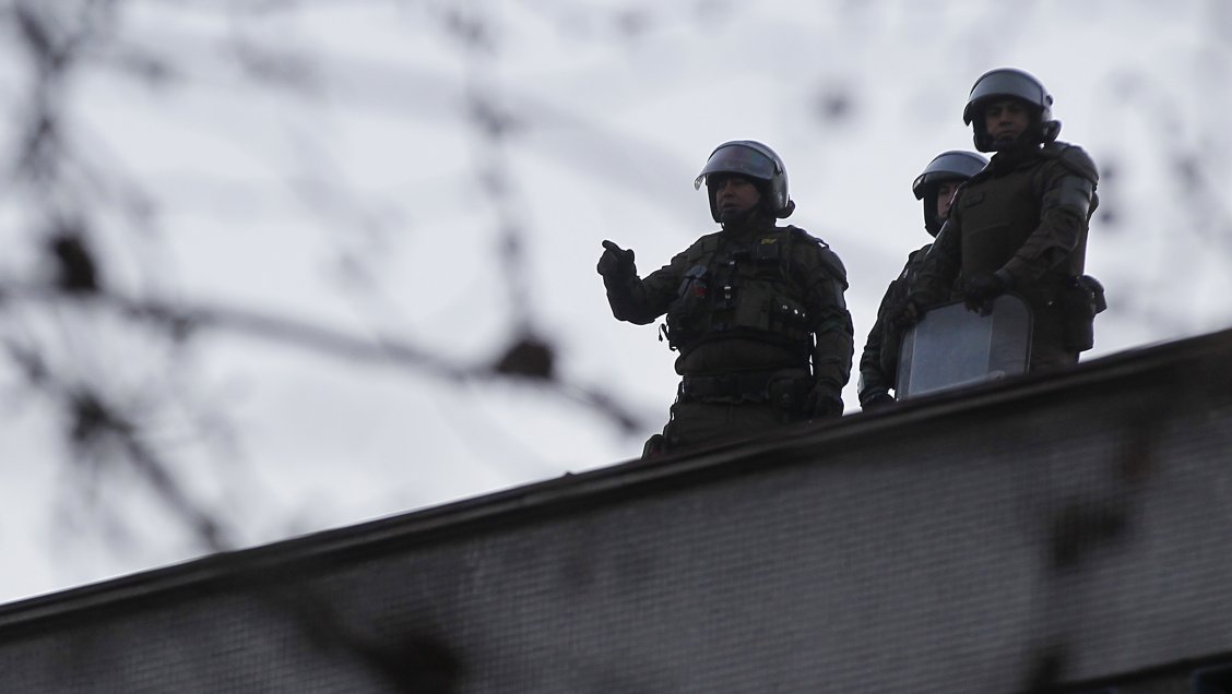 Por tercer día consecutivo, carabineros resguardan techos del Instituto Nacional