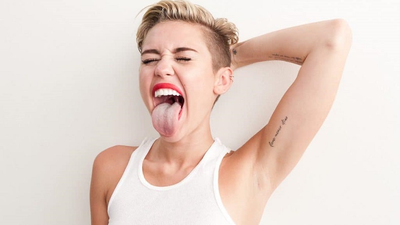 Miley Cyrus reveló que la echaron de película infantil por lamer torta de pene