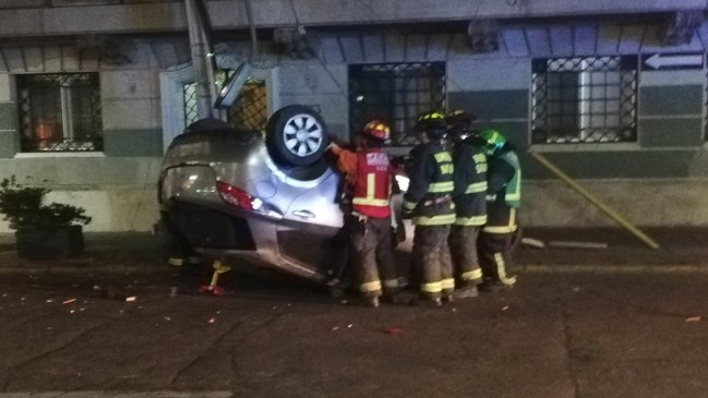 Vehículo volcó tras chocar contra poste en Providencia