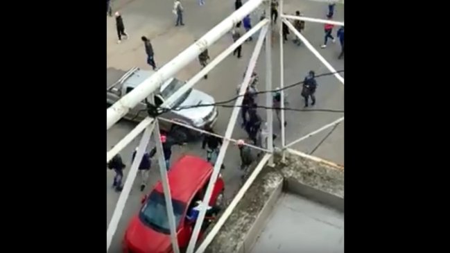 Mujer atropelló a cinco personas en una manifestación: Trató de huir y casi la linchan