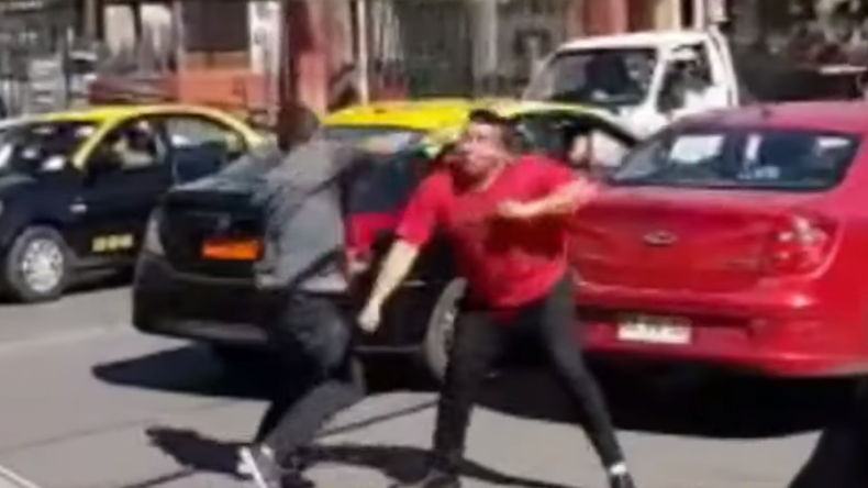 Captan pelea a puñetazos y un palo entre taxista y chofer de Uber