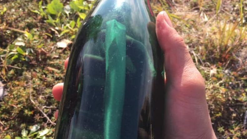 Hombre fue a cortar leña y encontró mensaje en una botella