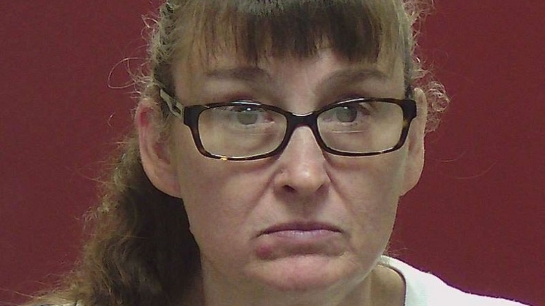 Mujer quemó con agua hirviendo a la niña de dos años que cuidaba: Dijo que tuvo un 