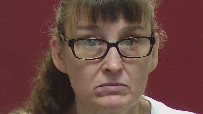 Mujer quemó con agua hirviendo a la niña de dos años que cuidaba: Dijo que tuvo un 