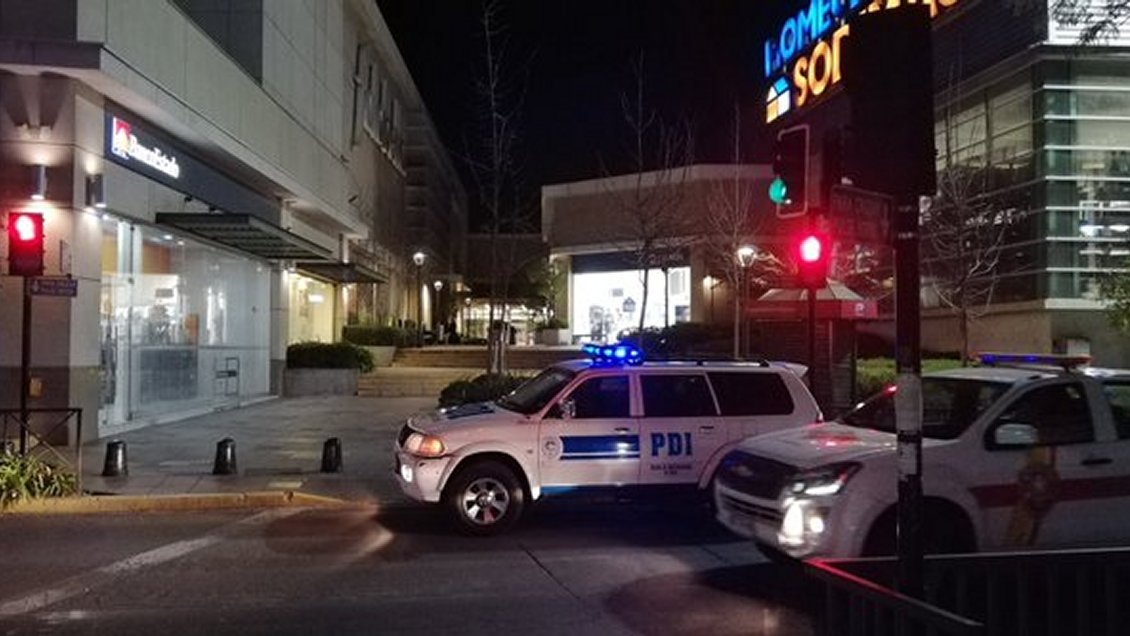 Roban seis millones de pesos en celulares desde tienda en Mall Plaza Tobalaba