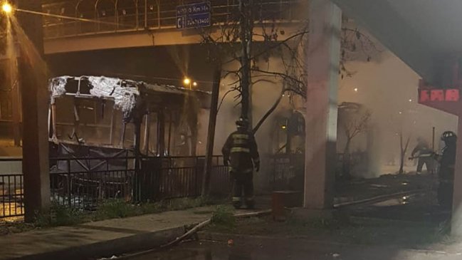 Policía Investiga incendio que destruyó bus del Transantiago en cercanías de la Rotonda Grecia