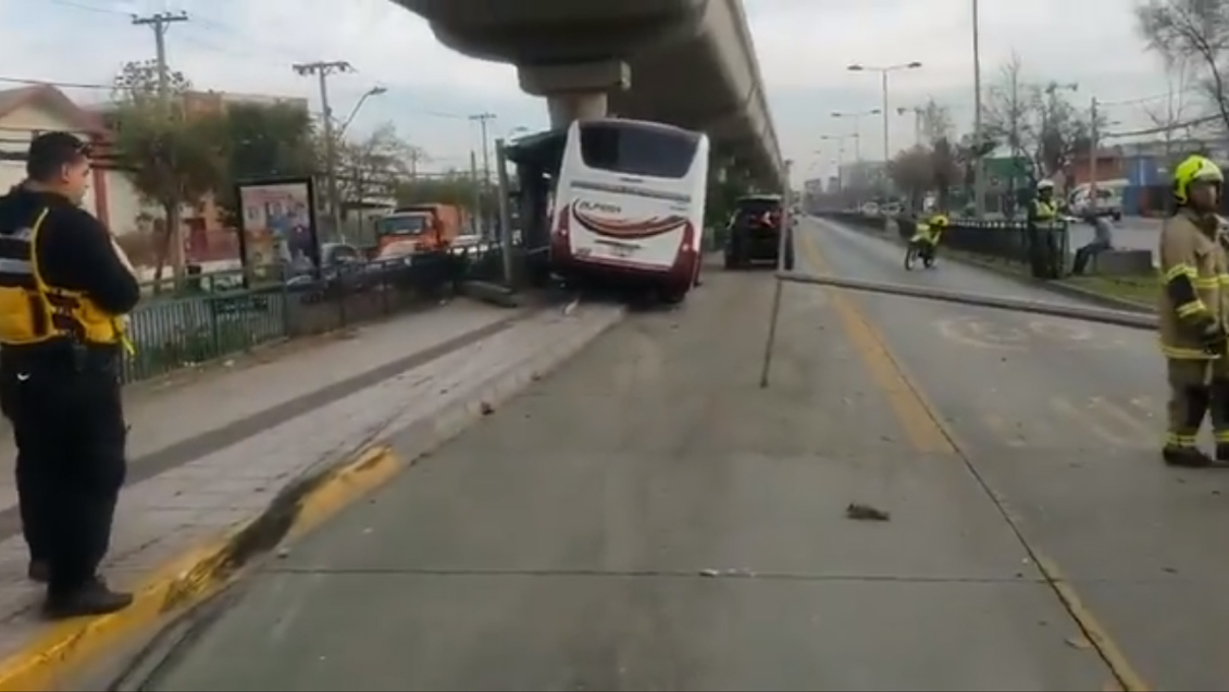 Choque entre vehículo y bus interurbano dejó varios lesionados en Vicuña Mackenna
