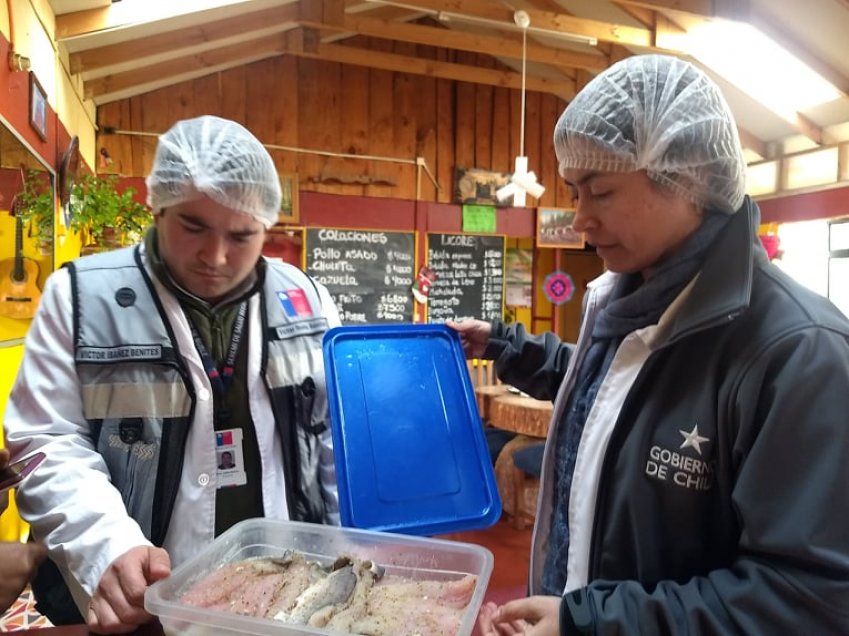 Sancionan por irregularidades sanitarias a restaurantes cercanos a la laguna de Quillón