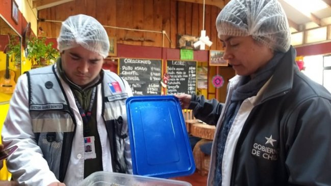Sancionan por irregularidades sanitarias a restaurantes cercanos a la laguna de Quillón