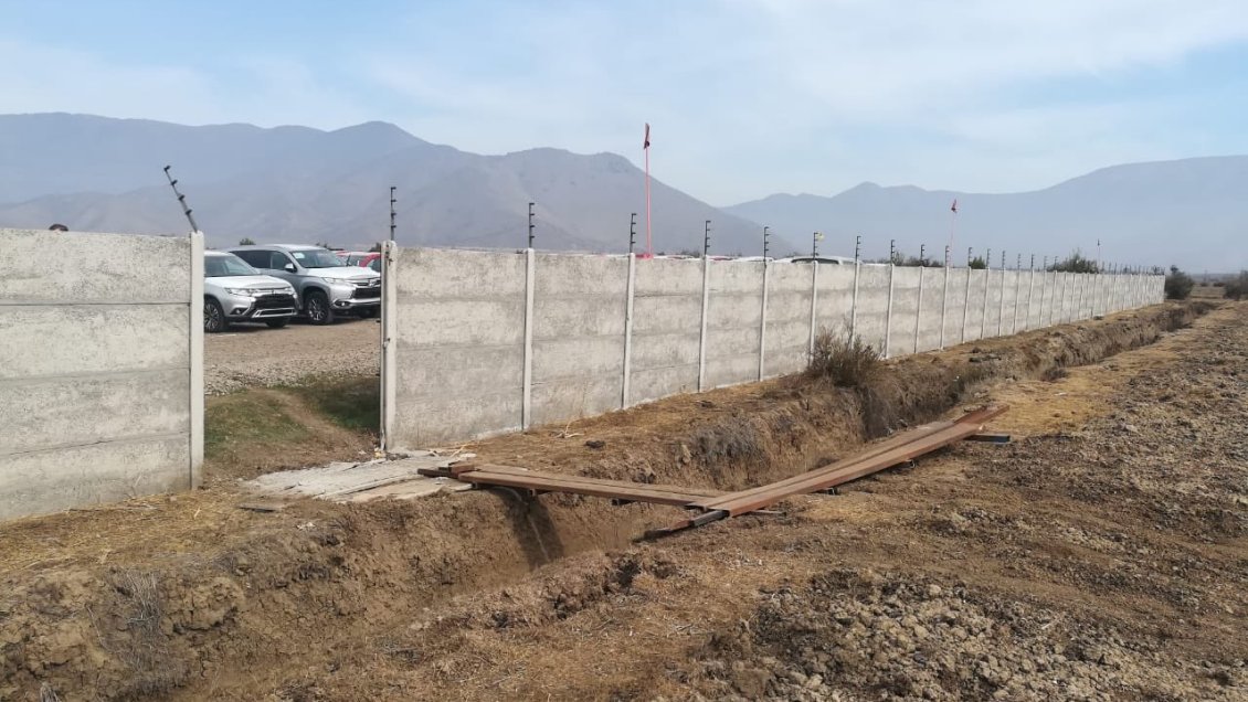 Desconocidos botaron pandereta de una automotora para robar vehículos en Lampa