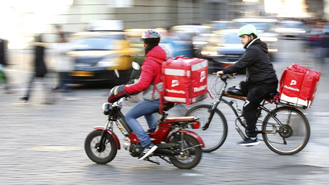 Las Condes multó a Uber Eats y Pedidos Ya por no pedir carnet a compradores de alcohol
