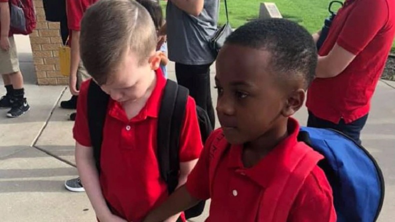 El conmovedor gesto de un niño con su compañero con autismo que no paraba de llorar