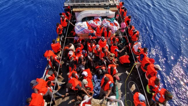 Gobierno cierra las aguas italianas a barco alemán que transporta 100 migrantes