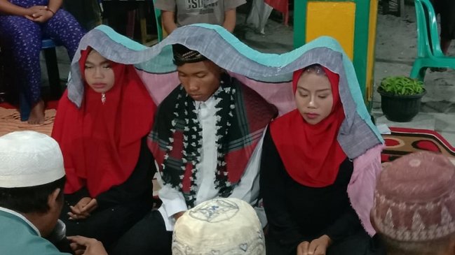 Hombre se casó al mismo tiempo con sus dos novias para que ninguna sufriera