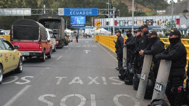 Policía colombiana toma frontera con Ecuador tras bloqueo de venezolanos