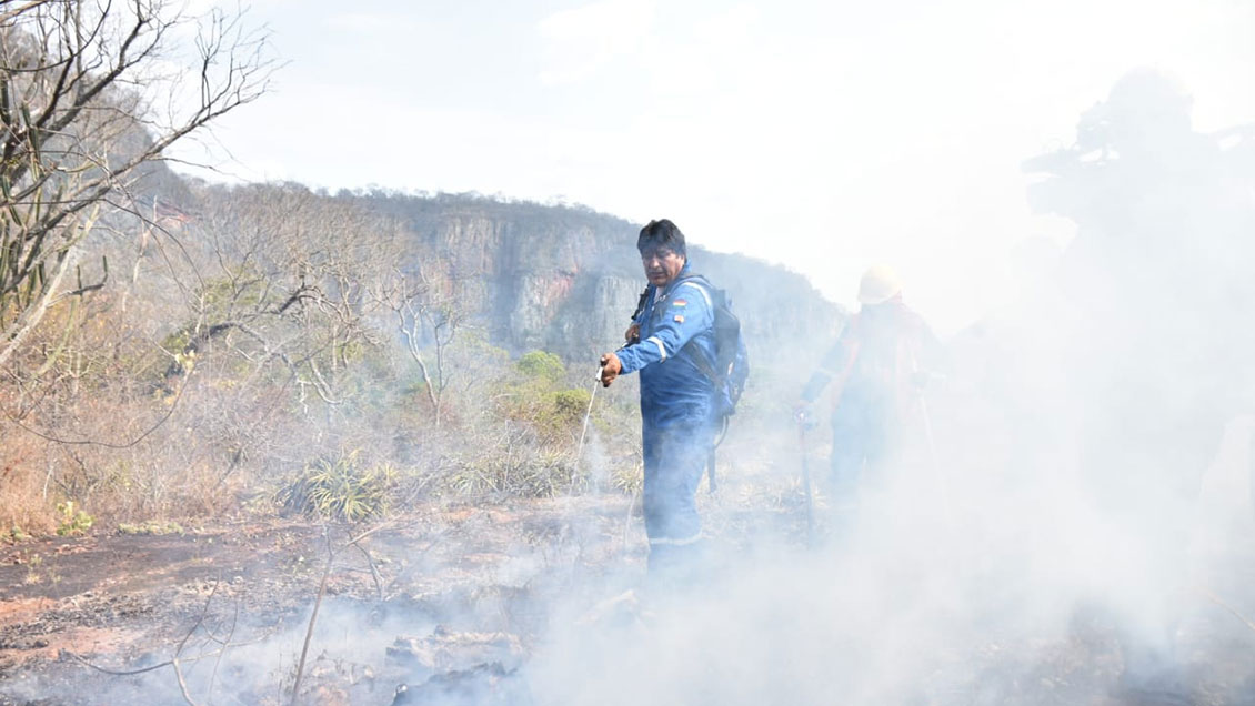 Evo Morales se viste de brigadista para abordar crisis por incendios forestales