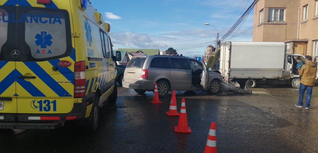 Cinco heridos dejó colisión de camión y station wagon en Punta Arenas