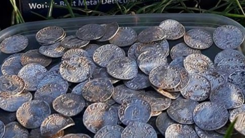 Pareja encontró un tesoro medieval en una granja en Reino Unido