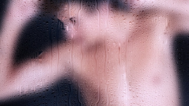 Hombre desnudo detuvo a asaltante que le robó 600 mil pesos cuando estaba en la ducha