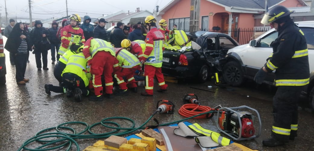 Violenta colisión dejó dos personas lesionadas en Punta Arenas