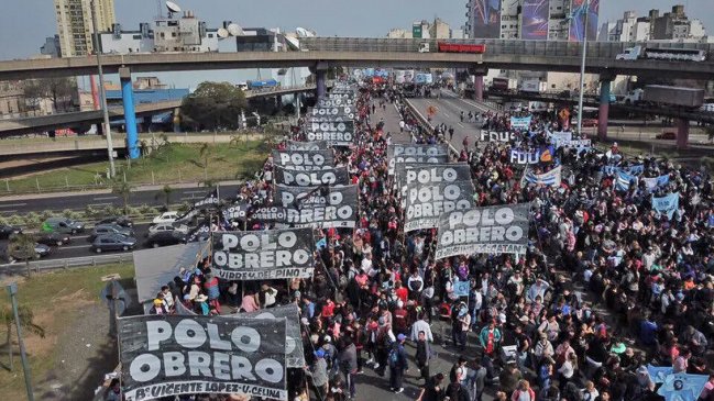 Manifestantes realizan multitudinaria marcha que genera caos vial en Buenos Aires