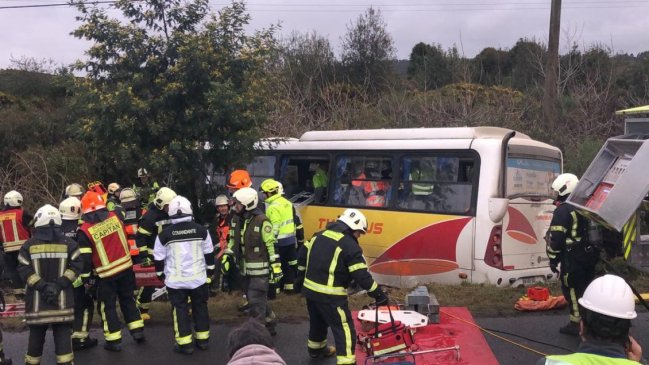Bus chocó y cayó a una zanja en Puerto Montt: Hay 16 lesionados
