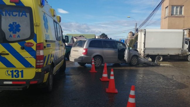 Cinco heridos dejó colisión de camión y station wagon en Punta Arenas