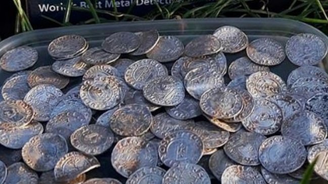 Pareja encontró un tesoro medieval en una granja en Reino Unido