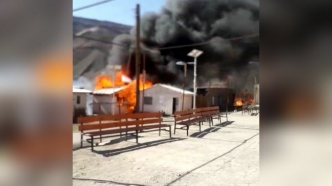 Tarapacá: Viviendas son arrasadas por el fuego en el poblado de Laonzana