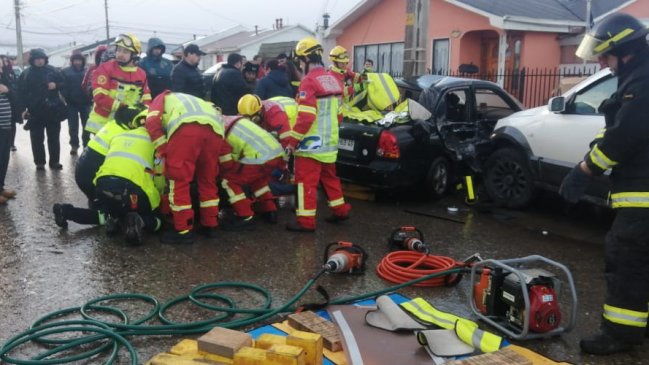 Violenta colisión dejó dos personas lesionadas en Punta Arenas