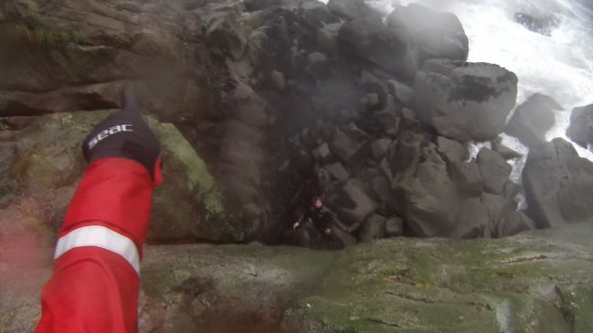 Marinero se arrojó al mar para salvar su vida y pasó la noche en acantilado en Hualaihué
