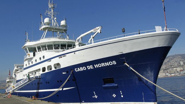 Buque de la Armada investigará varamientos de carbón en bahía de Ventanas