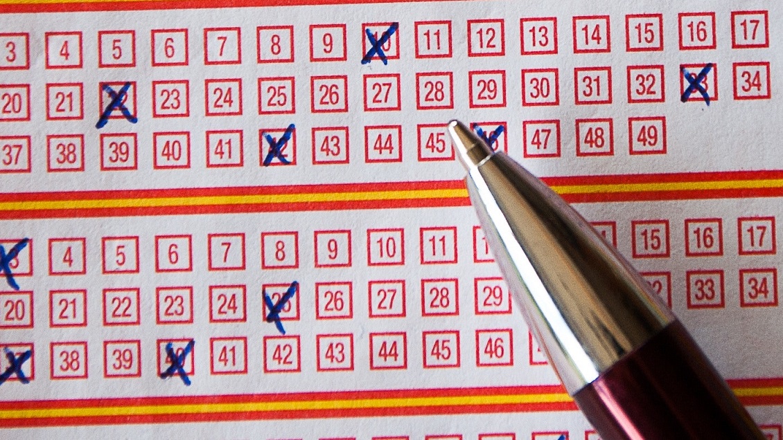 Ganó 32 mil millones de pesos después de jugar los mismos números de lotería por décadas