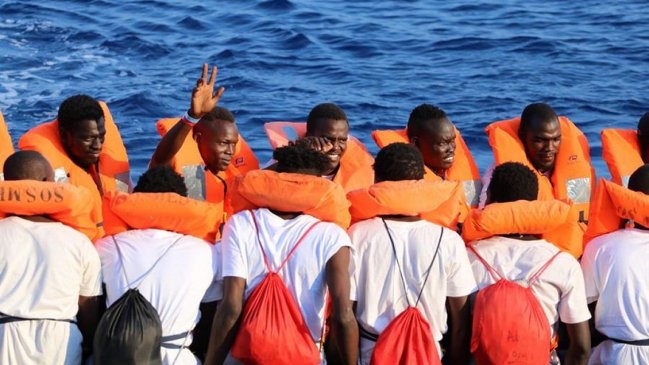 Italia autoriza desembarco de mujeres, niños y enfermos desde buque humanitario