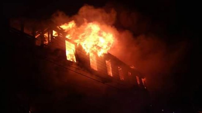 Gigantesco incendio afecta a zona patrimonial de Ancud