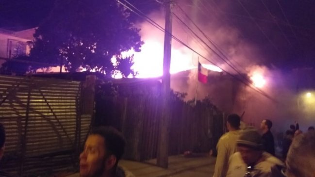 Incendio moviliza a Bomberos en el cerro Rocuant de Valparaíso