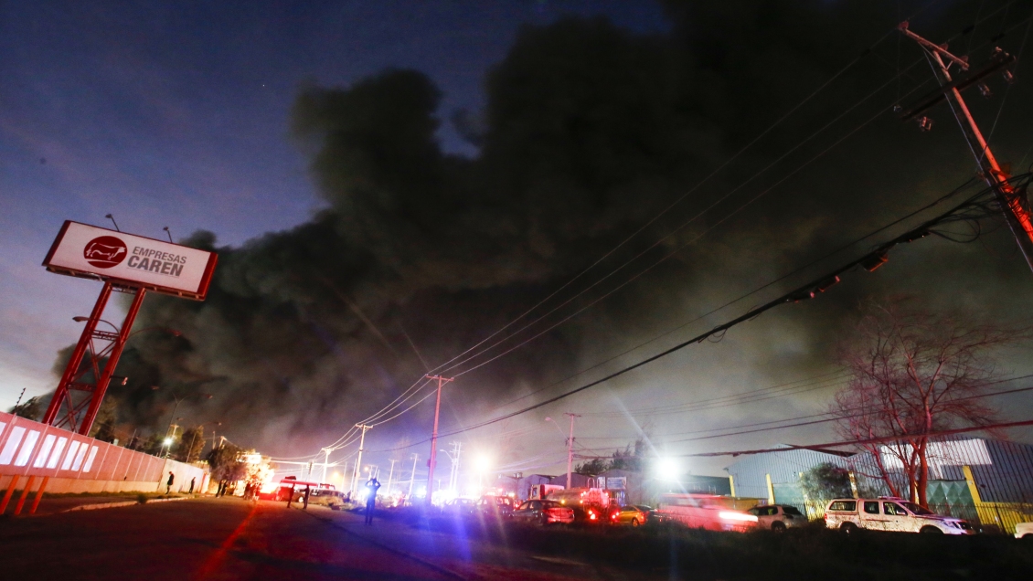 Bomberos trabaja en incendio que afecta a varias bodegas en San Bernardo