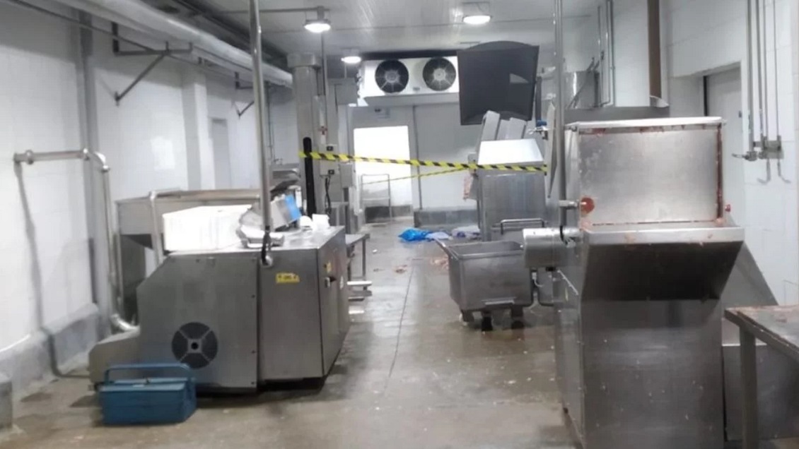 Trabajador murió mientras limpiaba una máquina en planta procesadora de carne