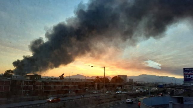 Sigue el trabajo de Bomberos en bodegas afectadas por incendio en San Bernardo