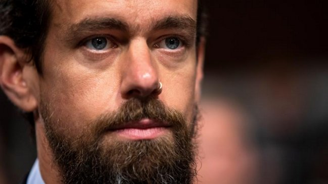 Hackean la cuenta del presidente de Twitter con mensajes racistas